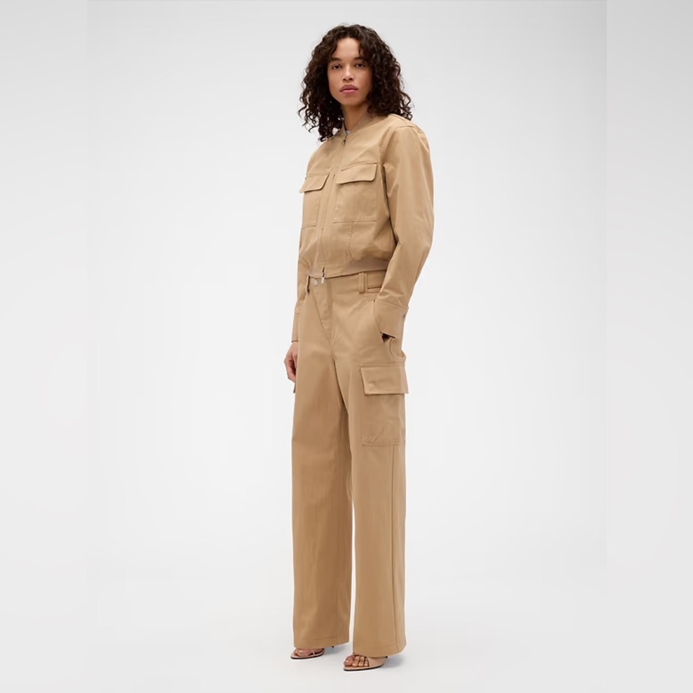 NEW! Gap × Victoria Beckham High Rise Cargo Pants
- Size 10 🩷